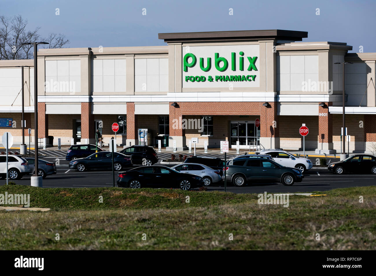 A logo sign outside of a Publix grocery store location in Fredericksburg, Virginia on February 19, 2019. Stock Photo