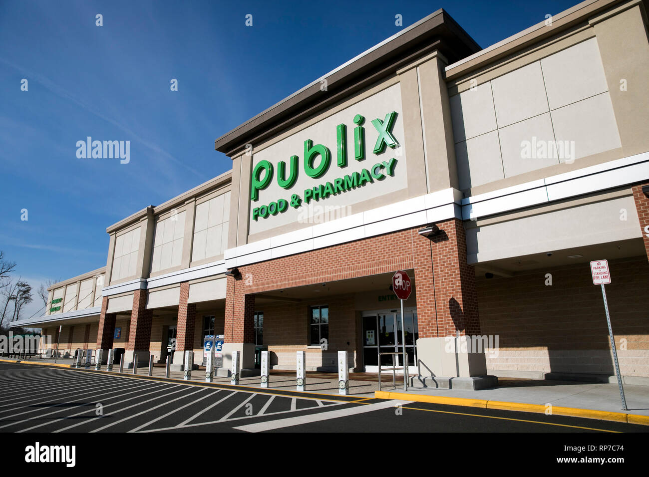 A logo sign outside of a Publix grocery store location in Fredericksburg, Virginia on February 19, 2019. Stock Photo