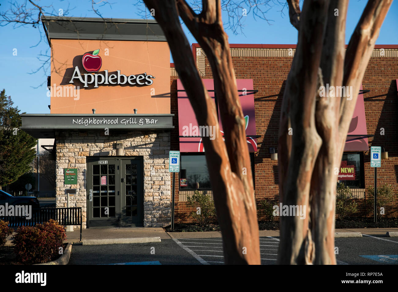 Applebees restaurant applebees building hi-res stock photography and ...