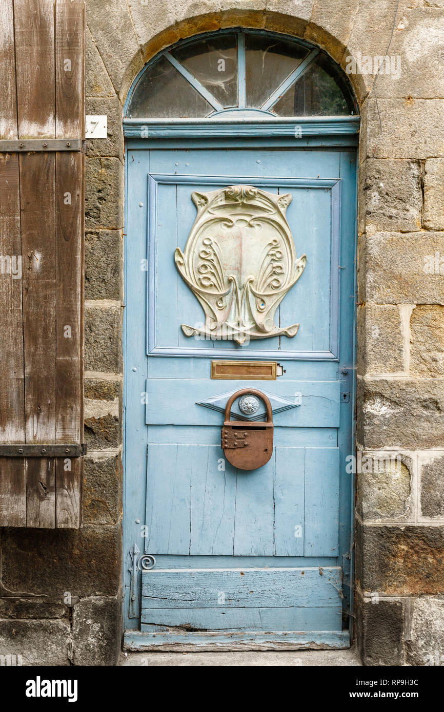 France, Cotes d'Armor, Dinan, door in the Rue du Petit Fort // France,  Côtes-d'Armor (22), Dinan, porte de maison dans la vieille ville, rue du  Petit Stock Photo - Alamy