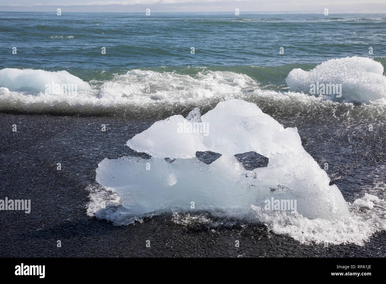 Eisbrocken im Meerwasser am Strand vor der Gletscherlagune Jökulsárlón, Jökulsarlon,  Jokulsarlon, Diamandstrand, Eislagune, Lagune mit Eis, Gletscher Stock Photo