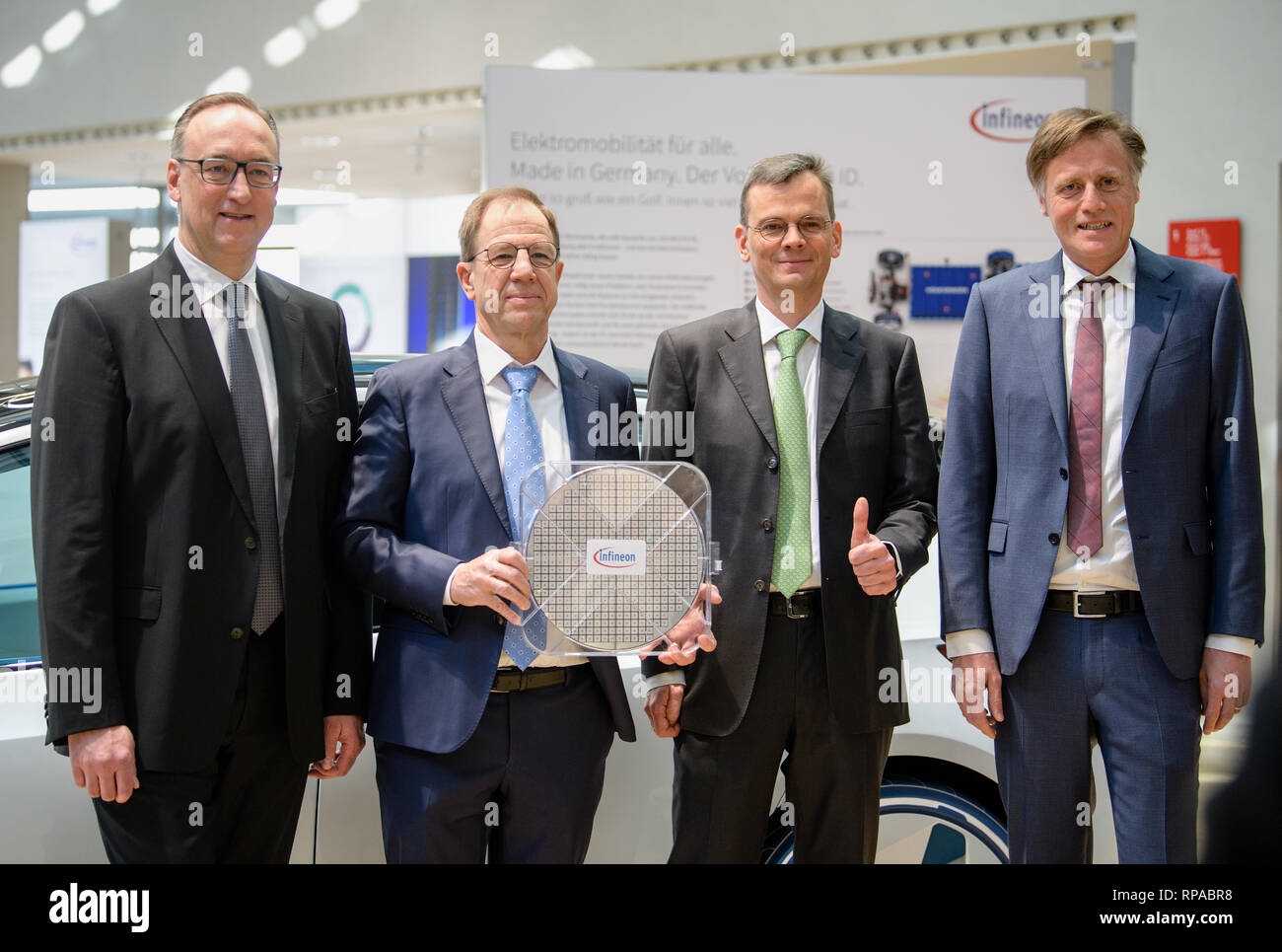 21 February 19 Bavaria Munchen Helmut Gassel L R Chief Marketing Officer Of Infineon Reinhard Ploss Chief