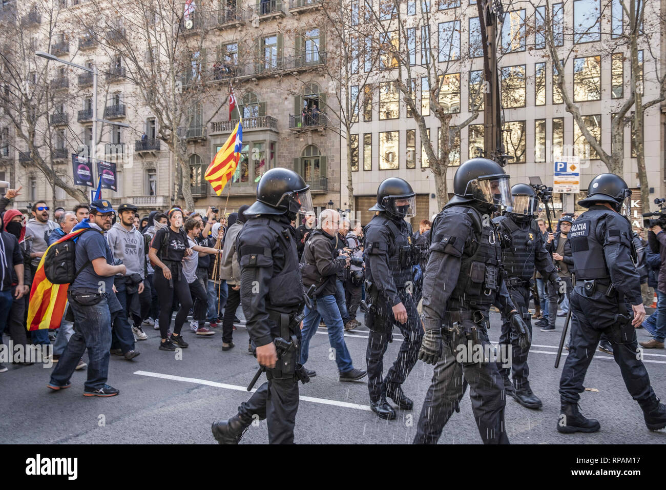 Barcelona, Catalonia, Spain. 21st Feb, 2019. Agent of the police of the Mossos d'Escuadra are seen in retreat after having made several charges against the demonstrators during the strike.A general strike in Catalonia to demand rights, freedom and denounce the trials that are taking place in the Supreme Court of Justice in Madrid. Organized by the intersindical-CsC, numerous demonstrators have followed the general strike in all catalunya with traffic stops in the main urban roads. Credit: Paco Freire/SOPA Images/ZUMA Wire/Alamy Live News Stock Photo