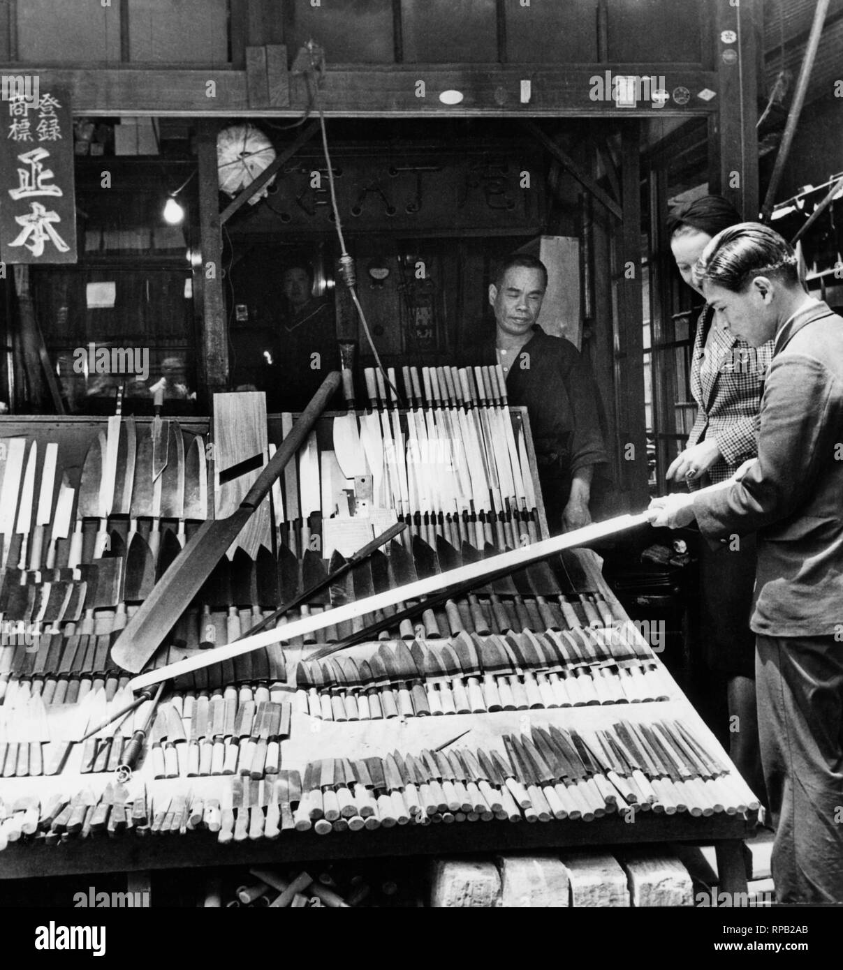 Vendeur De Couteaux Au Marché De Tsukiji, Tokyo, Japon – Photo Ancienne 1953