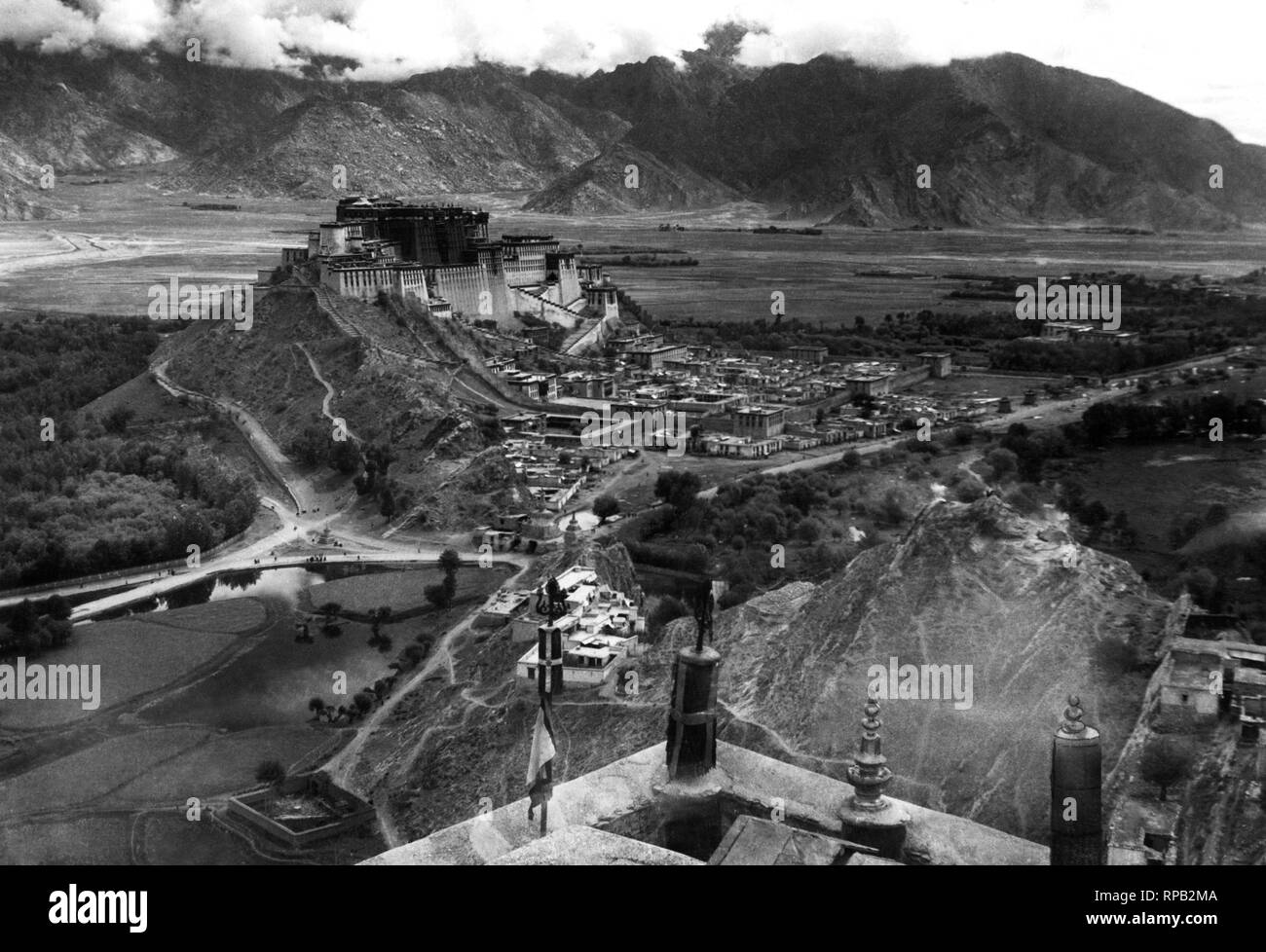 asia, tibet, potala a lhasa, fortress palace winter seat of the dalai lama, 1950 Stock Photo
