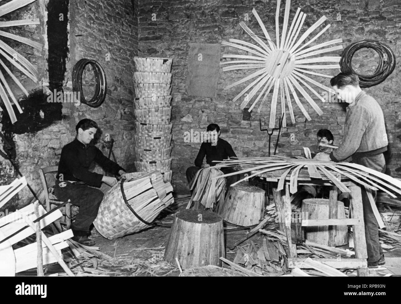 factory of baskets, Tuscany, Italy, 1956 Stock Photo