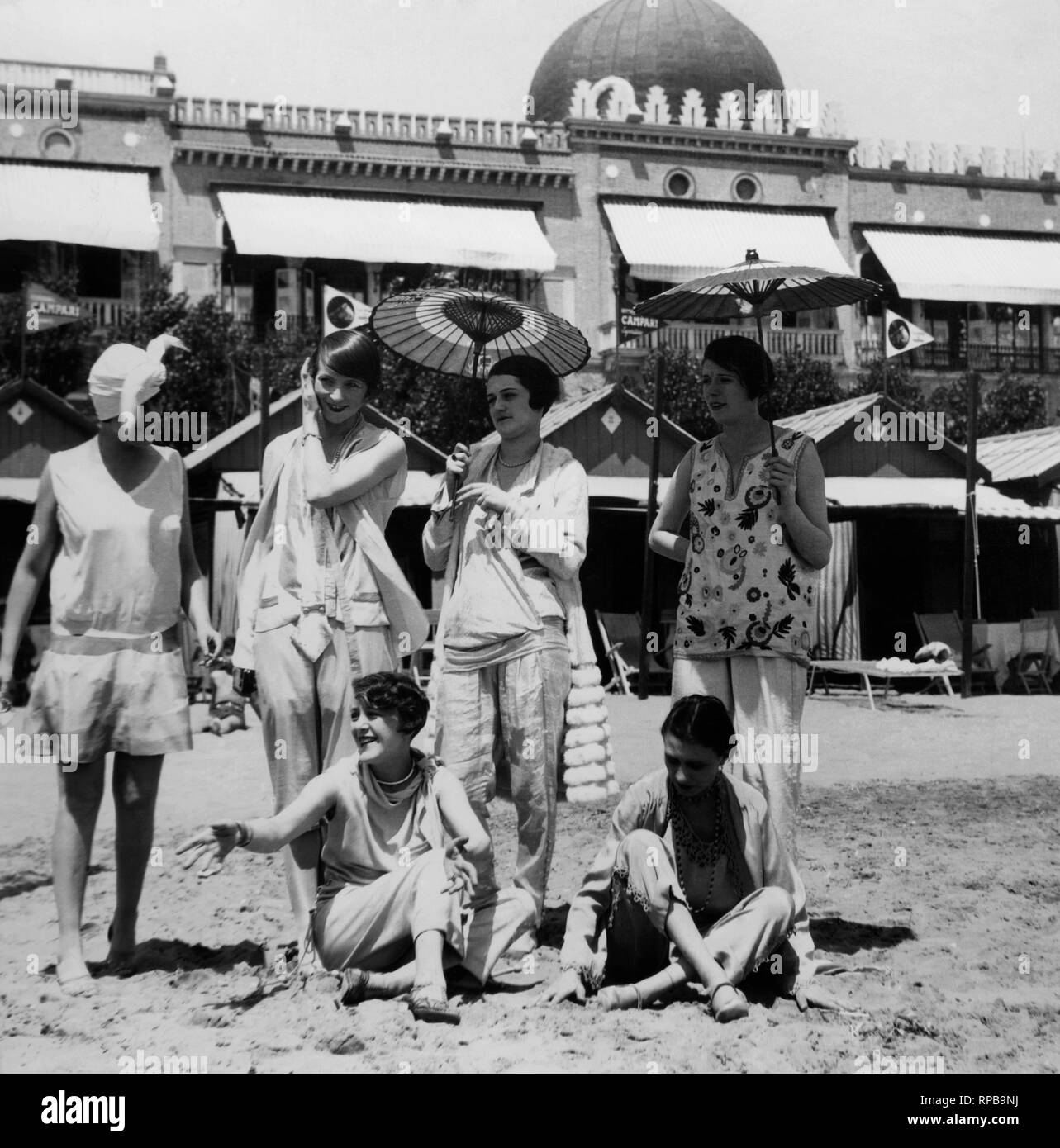 italy, venice lido, group of friends on the beach, 1927 Stock Photo