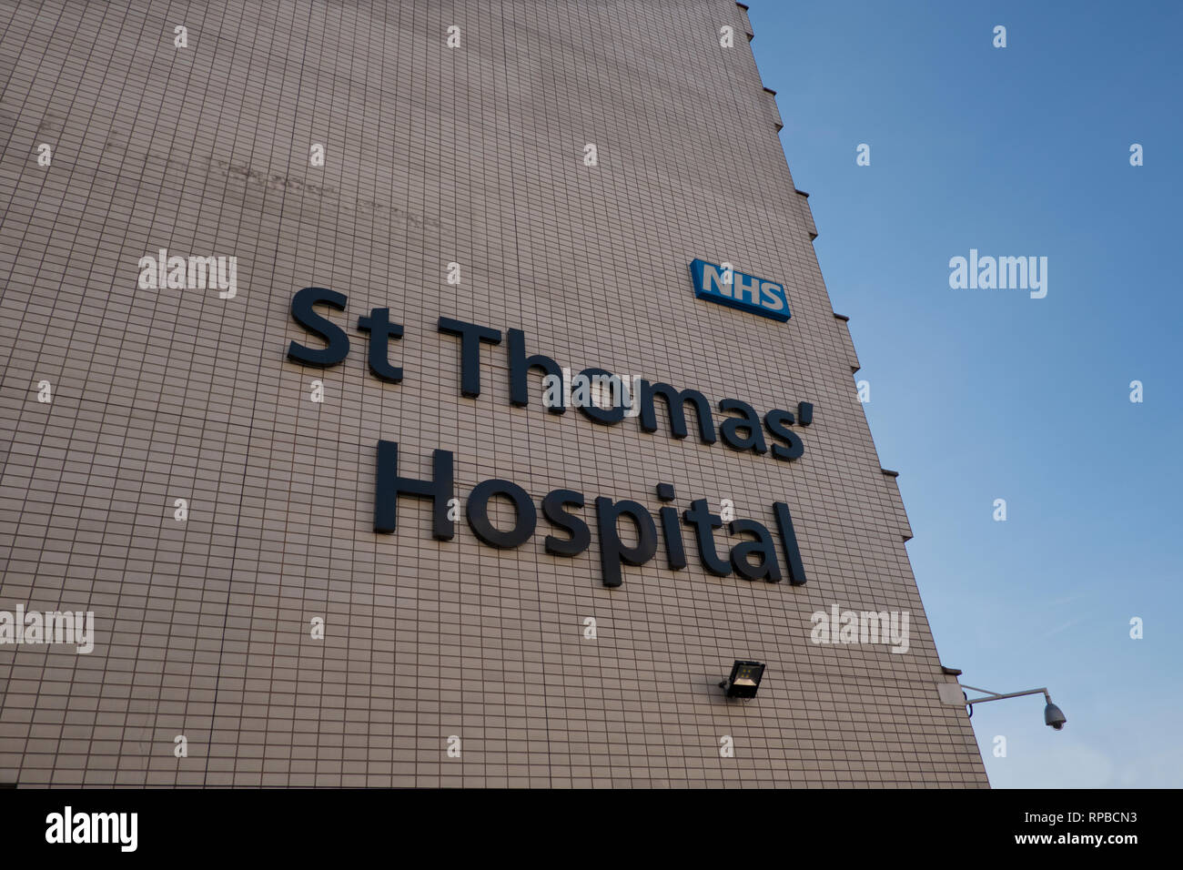 St thomas hospital building exterior hi-res stock photography and ...