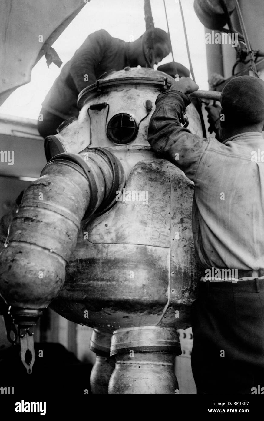 Standard diving dress hires stock photography and images Alamy