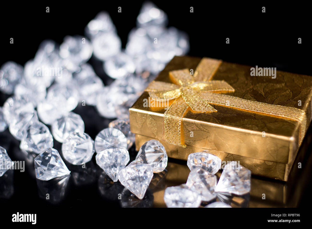 Gold Necklace Jewellery Box Stock Photos & Gold Necklace Jewellery Box