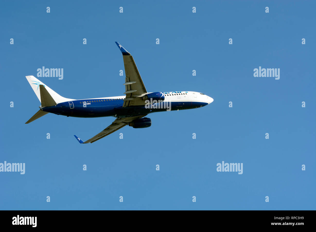 Blue Air Boeing 737-86N taking off at Birmingham Airport, UK (YR-BMG) Stock Photo