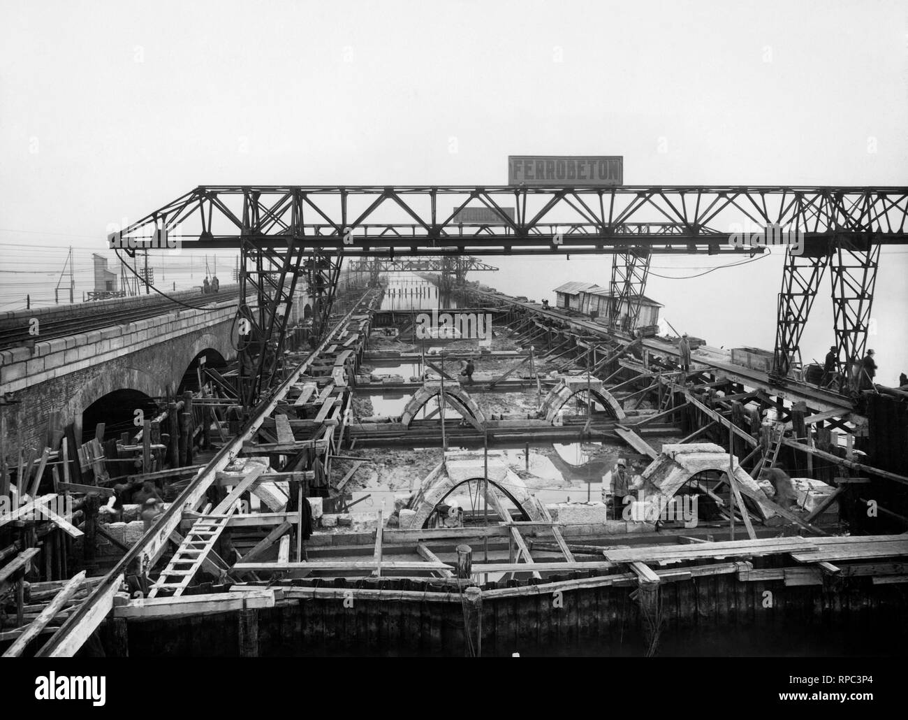 construction of the new bridge, Venice 1931 Stock Photo