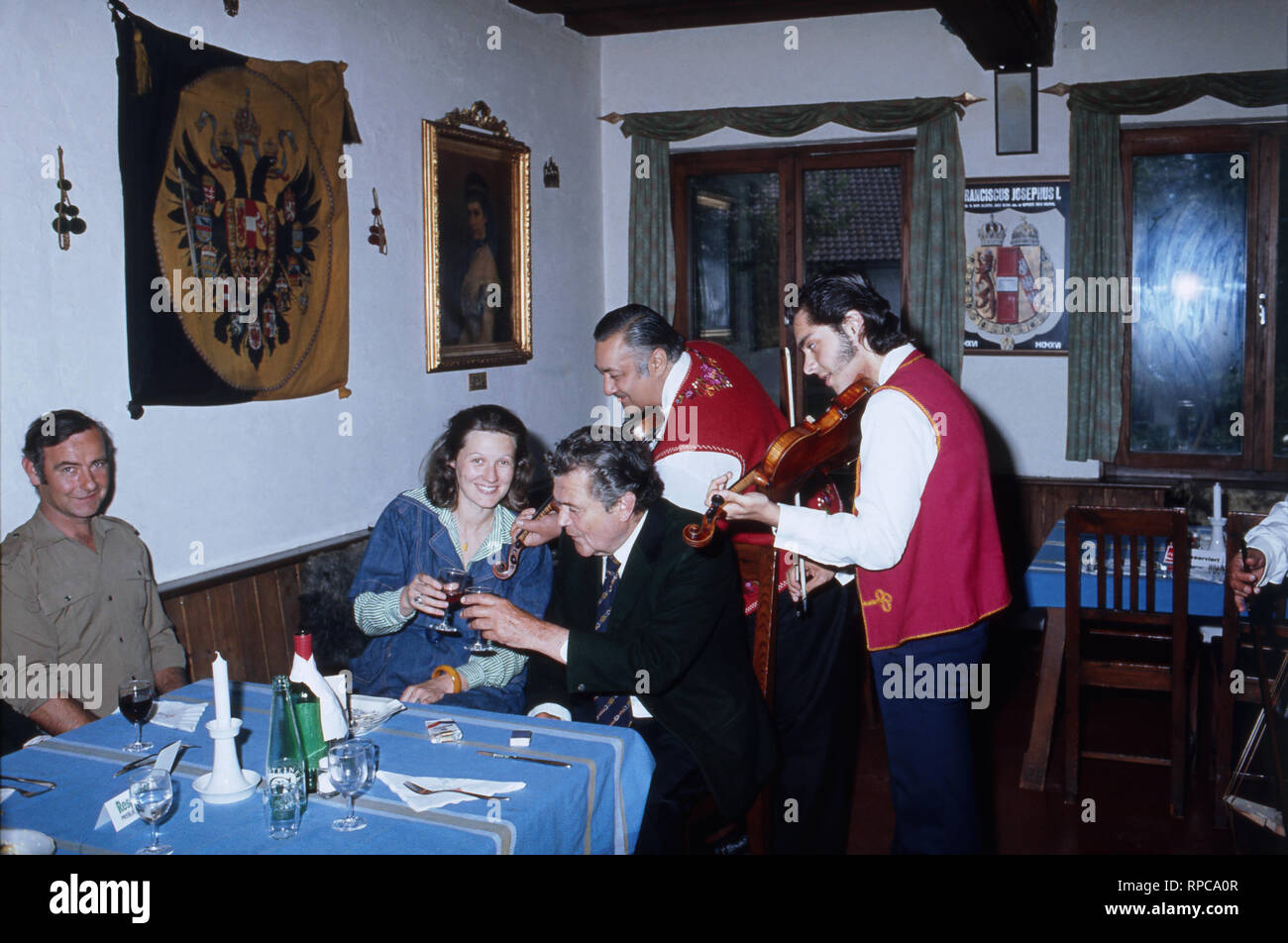 Tassilo Fürst von Fürstenberg besucht ein ungarisches Restaurant in Strobl, Österreich 1985. Tassilo Prince of Fuerstenberg visiting a Hungarian restaurant at Strobl, Austra 1985. Stock Photo