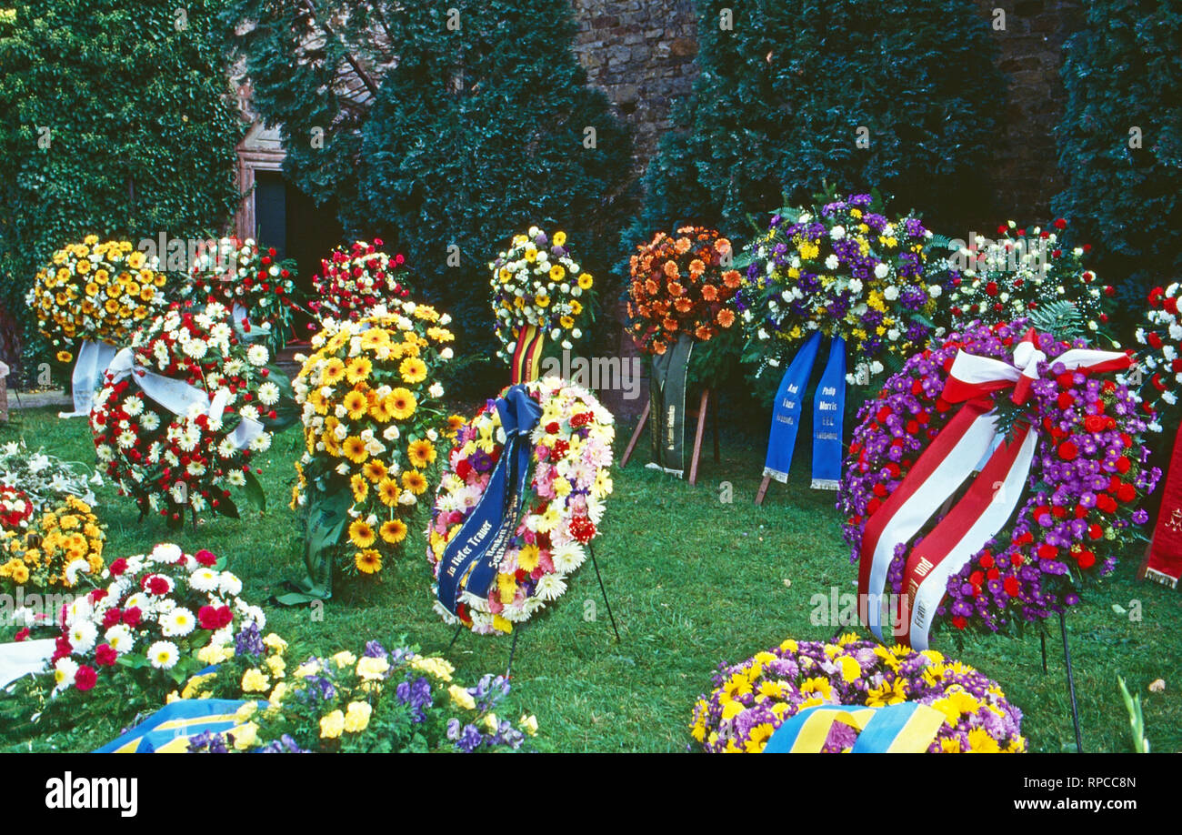 Kränze bei der Beerdigung von Paul Alfons Prinz von Metternich-Winneburg in Geisenheim, Deutschland 1992. Funeral wreaths at the funeral of Paul Alfons Prince von Metternich-Winneburg at Geisenheim, Germany 1992. Stock Photo