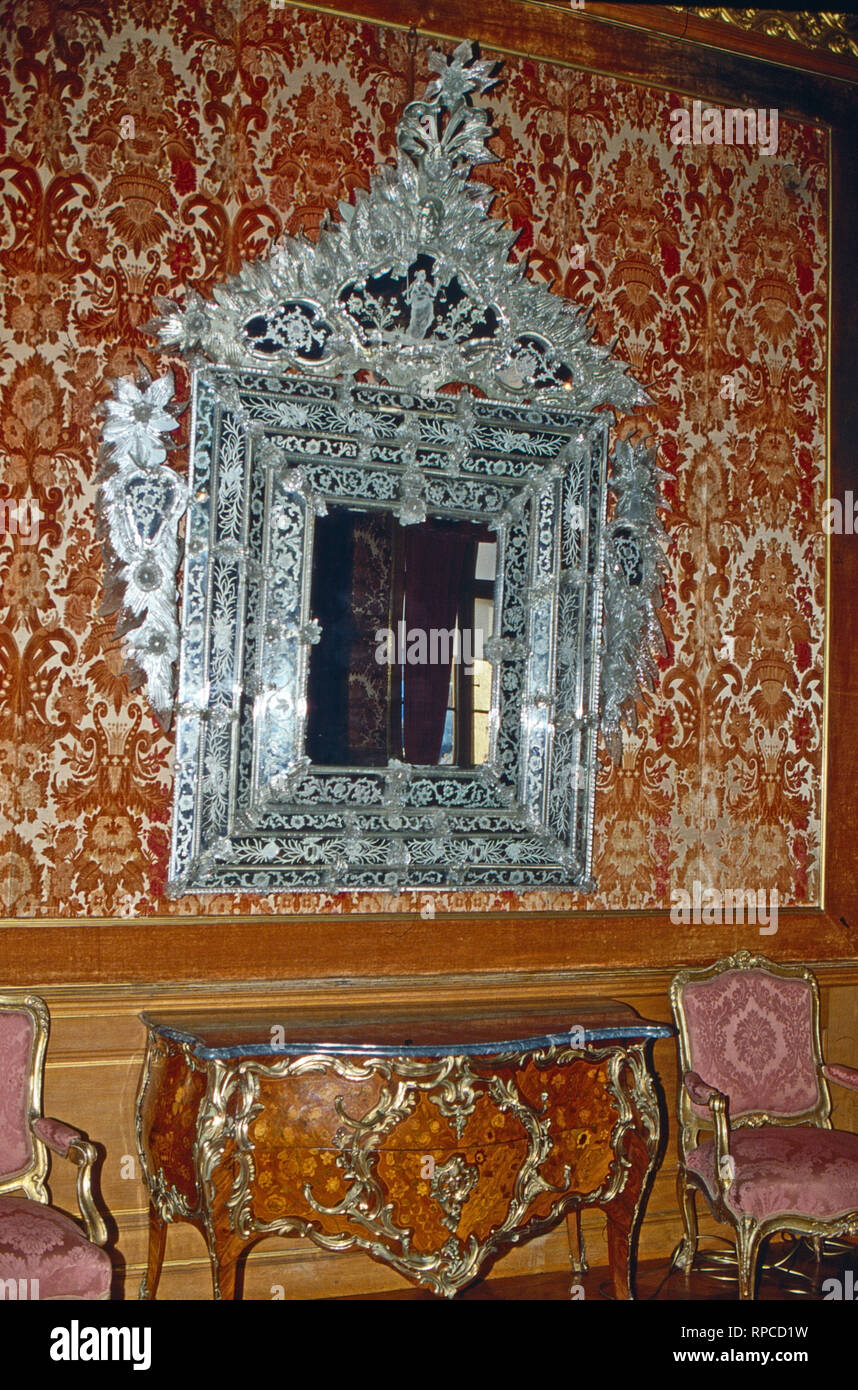 Festsaal im Schloss Sigmaringen - Burg Hohenzollern, Deutschland 1986. Hall at the Castle Sigmaringen - Castle Hohenzollern, Germany 1986. Stock Photo