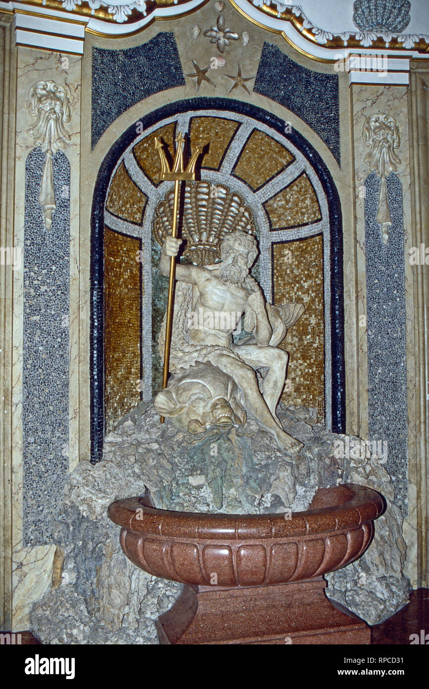 Neptunbrunnen im Schloss Sigmaringen - Burg Hohenzollern, Deutschland 1986. Neptun fountain at the Castle Sigmaringen - Castle Hohenzollern, Germany 1986. Stock Photo