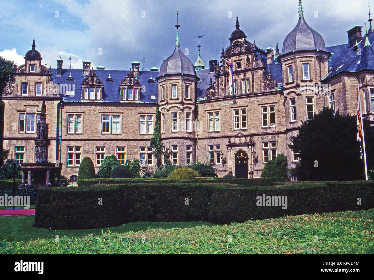 Schloss Bückeburg, Stammsitz des Hauses Schaumburg-Lippe, in Bückeburg, Deutschland 1993. Bueckeburg castle, residence of the Schaumburg-Lippe family, at Bueckeburg, Germany 1993. Stock Photo
