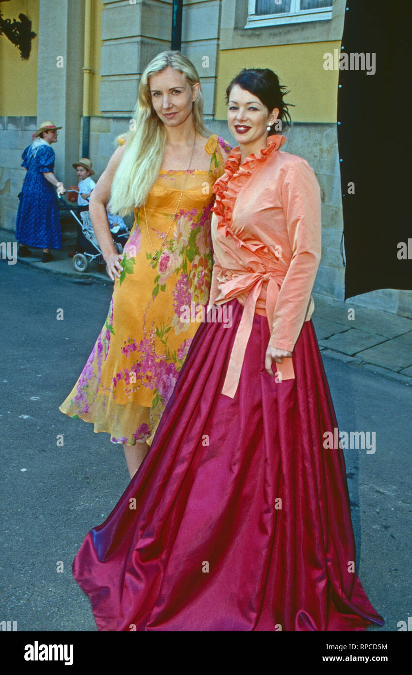 Designerin Jette Joop (blond) und Moderatorin Annika de Buhr (?) in Bückeburg, Deutschland 2002. Fashion designer Jette Joop (blonde) and presenter Annika de Buhr (?) at Bueckeburg, Germany 2002. Stock Photo