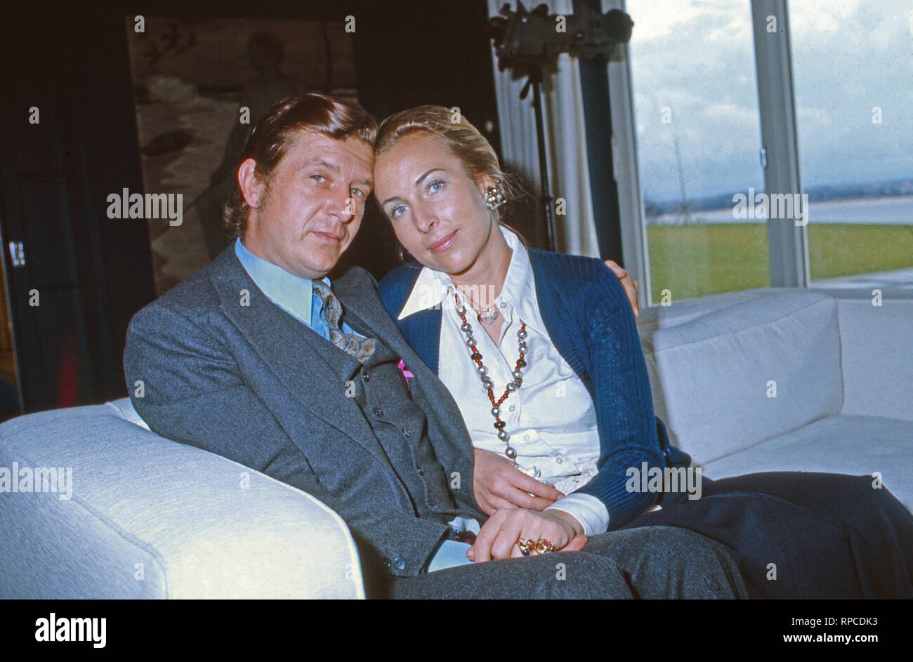 Albert Darboven mit Ehefrau Edda, geb. Prinzessin von Anhalt in Hamburg,  Deutschland 1975. Albert Darboven with his wife Edda, nee Princess von  Anhalt at Hamburg, Germany 1975 Stock Photo - Alamy