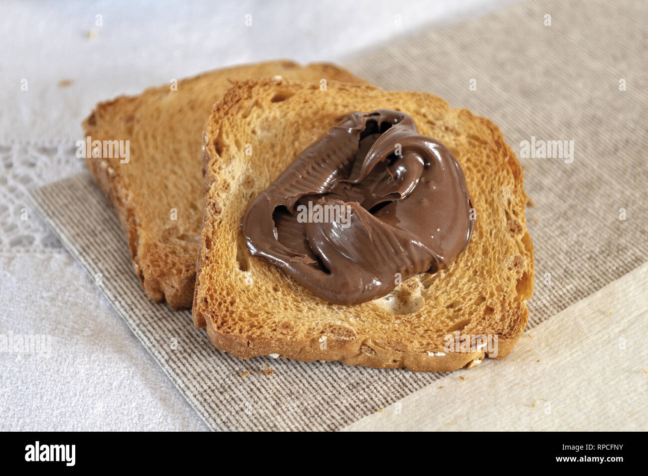 fette biscottate con crema di nocciole al cacao primo piano Stock Photo