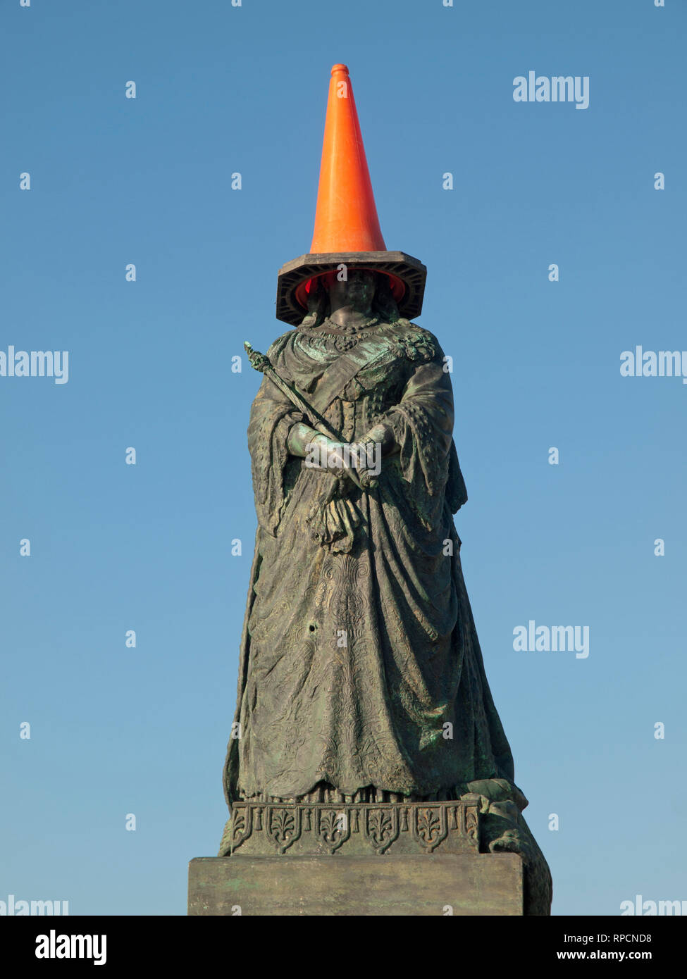 A statue of Queen Victoria with a traffic cone on her head in Hastings Stock Photo