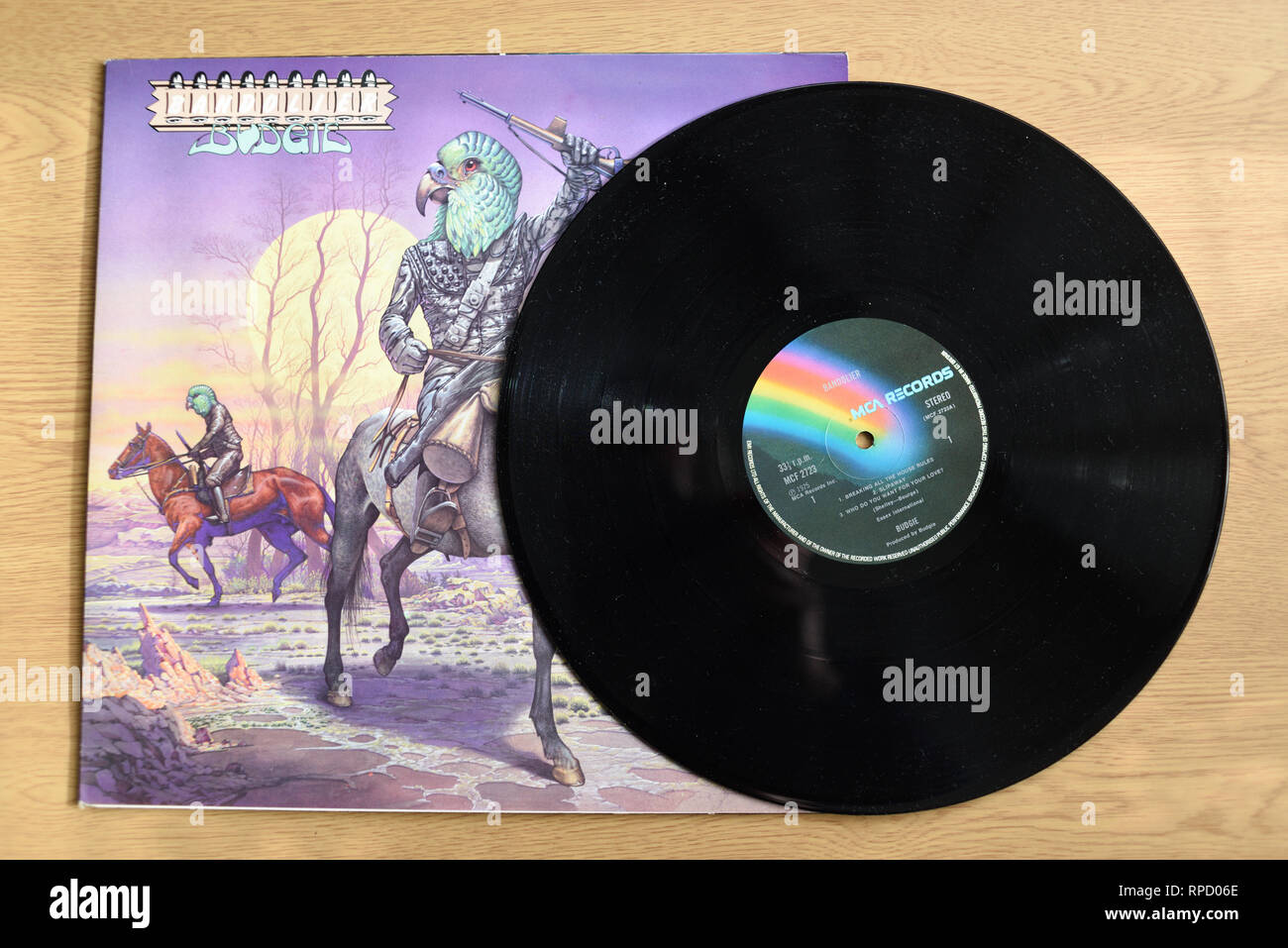 música jazz en el viejo disco vinilo retro lp, audio vintage álbum  Fotografía de stock - Alamy