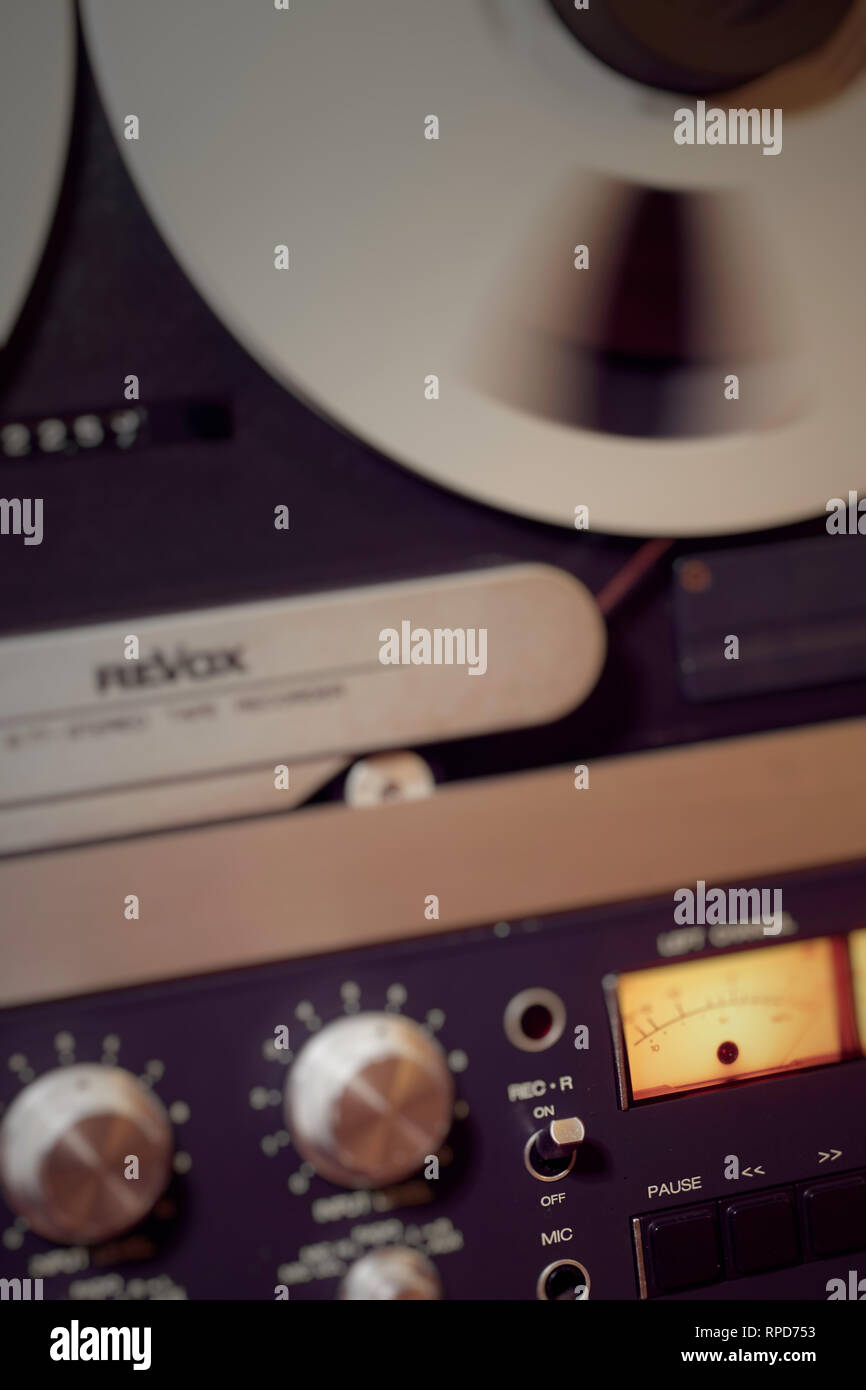 https://c8.alamy.com/comp/RPD753/spinning-tape-spool-with-pause-and-mic-emphasis-on-a-revox-b77-reel-to-reel-deck-RPD753.jpg