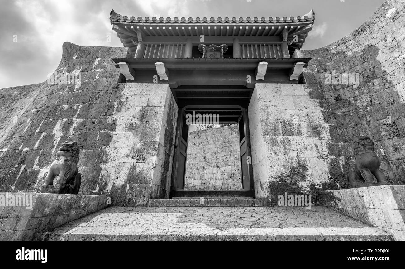 Okinawa, Shuri Castle (首里城). Okinawan shisha dogs at Zuisenmon Gate. UNESCO World Heritage Site Stock Photo