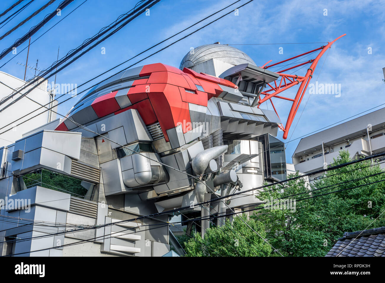 Robot shaped Aoyama Technical College building (青山製図専門