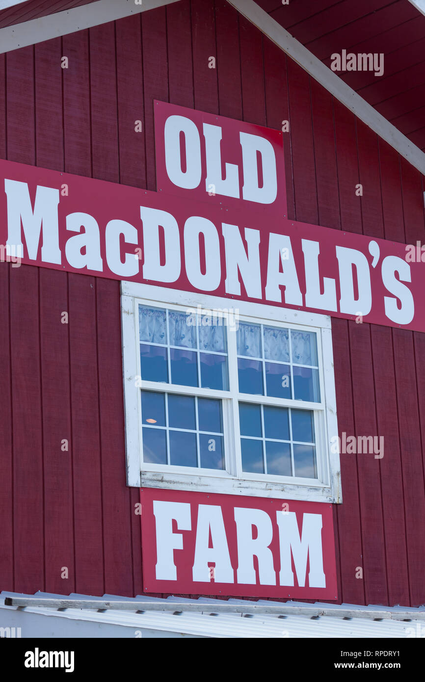 Rapid City South Dakota June 10 2014 The Side Of A Traditional Red And White Barn With A Window And Sign For Old Macdonald S Farm In Rapid City Stock Photo Alamy