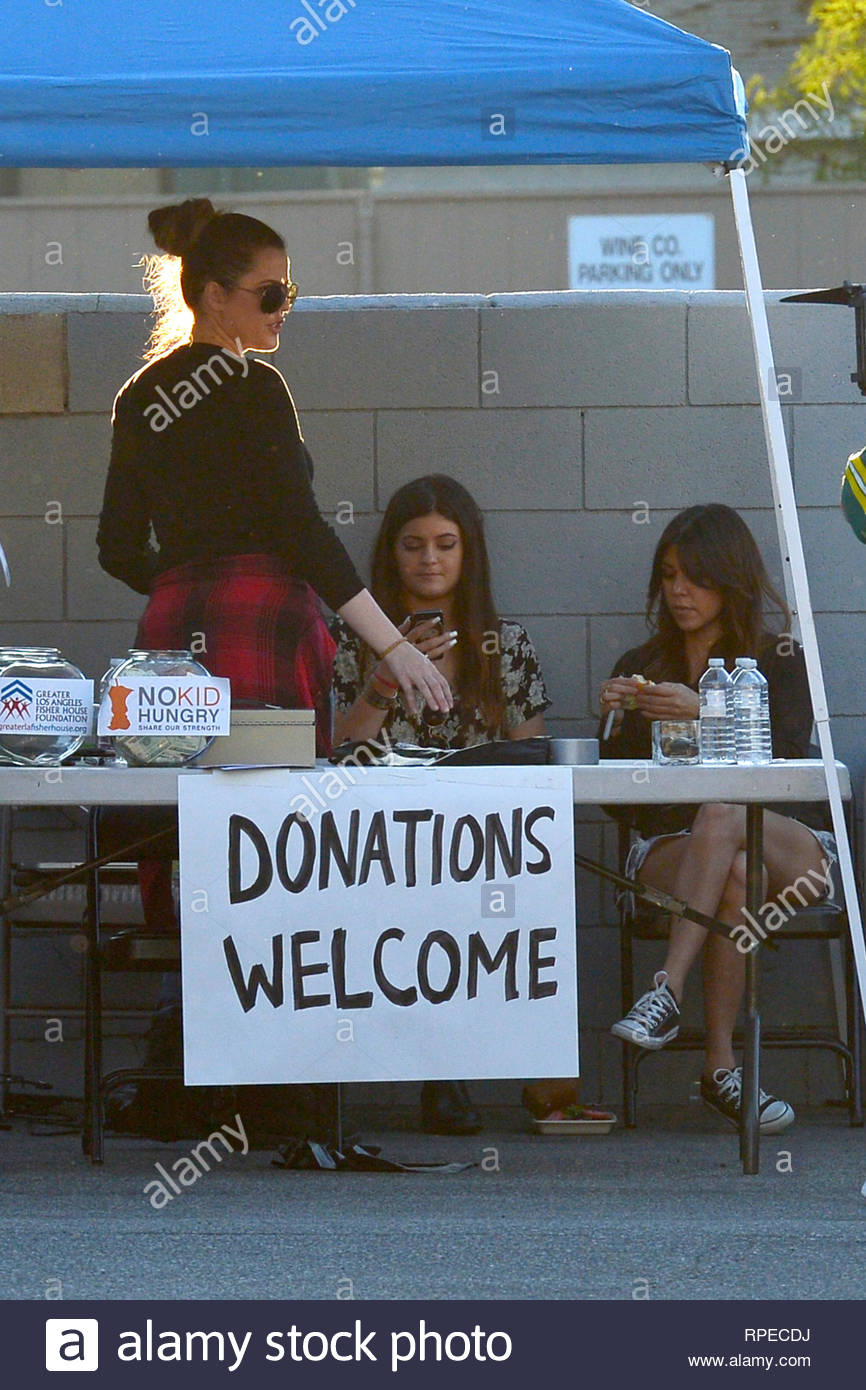 Woodland Hills Ca The Kardashian Klan Hosted A Yard Sale This