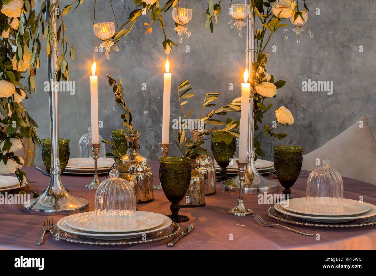Wedding table decoration with roses Stock Photo - Alamy