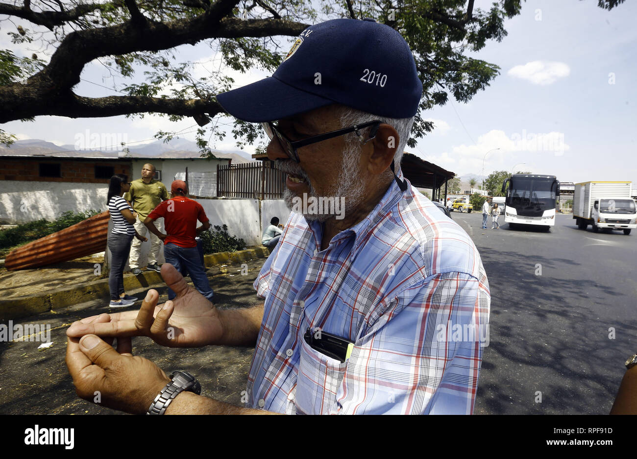 Guacara, Carabobo, Venezuela. 21st Feb, 2019. February 21, 2019.The deputy Arnoldo Benitez, shows an injury on his finger, and reported that it is the result of the struggle with military officials that prevented the movement of the caravan of Peace to the border with Colombia The caravan of peace integrated by deputies and companions who moved in buses and private vehicles, coming from Caracas and with final destination the border of the Tachira state in Venezuela with the city of Cucuta in Colombia, was stopped on the highway regional center, in the state of Carabobo. The local authori Stock Photo