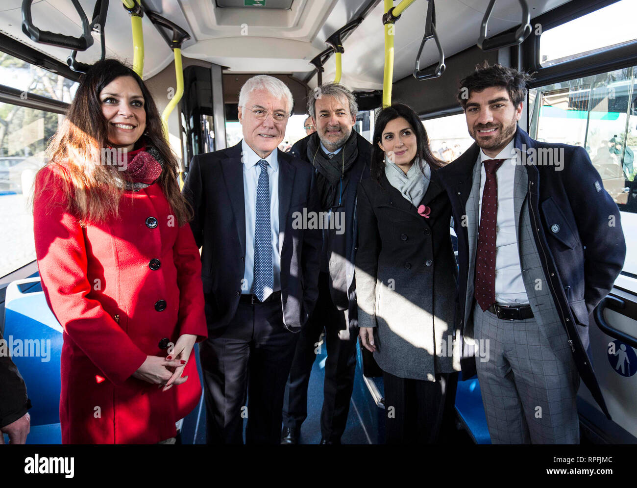 Foto LaPresse - Andrea Panegrossi 22/02/2019 - Roma, Italia. CRONACA La sindaca Raggi presenta i nuovi bus per ATAC. LA sindaca Raggi, il presidente e AD di ATAC Paolo Simioni, l'assessore Linda Meleo, Enrico Stefàno e Ruggero Parrotto direttore generale del Bambino Gesù Photo LaPresse - Andrea Panegrossi 22/02/2019- Rome, Italy The mayor Raggi presents the new buses for ATAC Stock Photo