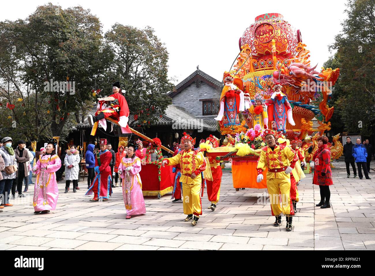 Zaozhuan, Zaozhuan, China. 22nd Feb, 2019. Zaozhuang, CHINA-Tourists enjoy the traditional performance during Spring Festival in TaiÃ¢â‚¬â„¢erzhuang, Zaozhuang, east ChinaÃ¢â‚¬â„¢s Shandong Province. The performers standing on the stilts attrat many peopleÃ¢â‚¬â„¢s attention. Credit: SIPA Asia/ZUMA Wire/Alamy Live News Stock Photo