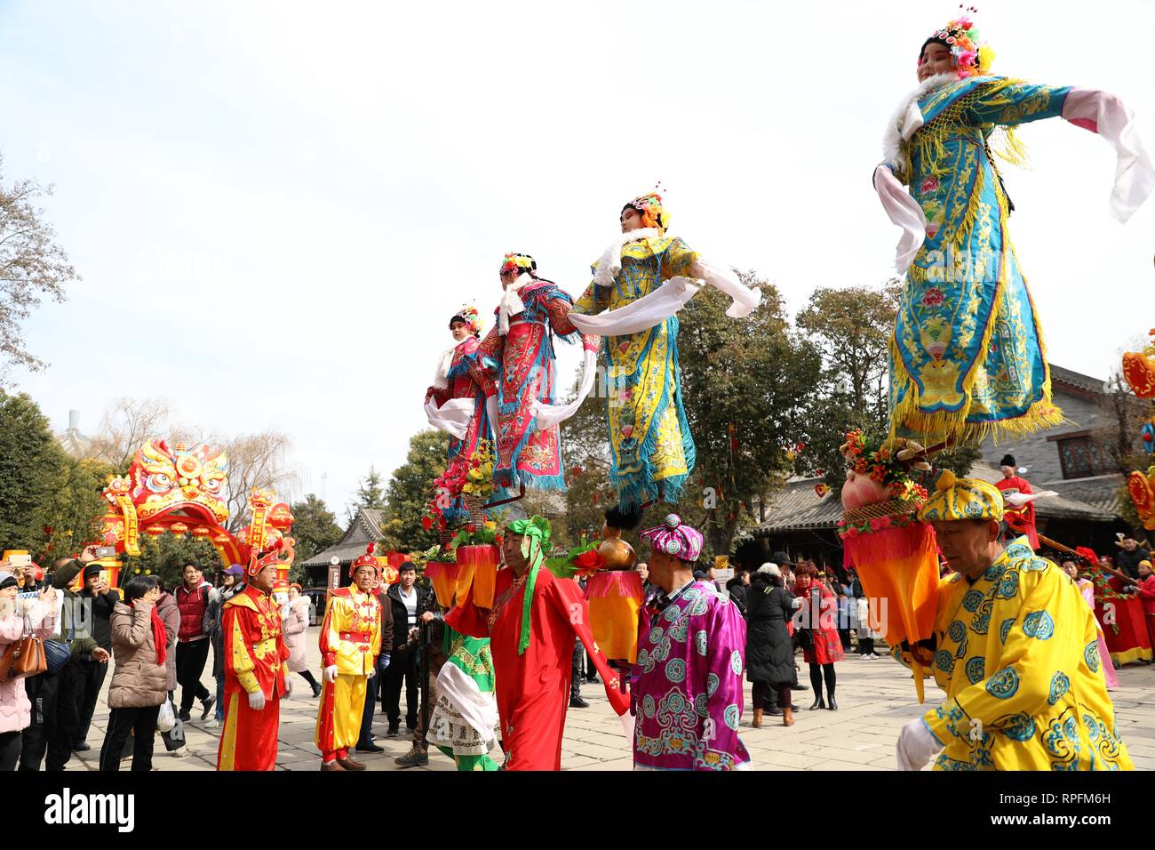 Zaozhuan, Zaozhuan, China. 22nd Feb, 2019. Zaozhuang, CHINA-Tourists enjoy the traditional performance during Spring Festival in TaiÃ¢â‚¬â„¢erzhuang, Zaozhuang, east ChinaÃ¢â‚¬â„¢s Shandong Province. The performers standing on the stilts attrat many peopleÃ¢â‚¬â„¢s attention. Credit: SIPA Asia/ZUMA Wire/Alamy Live News Stock Photo