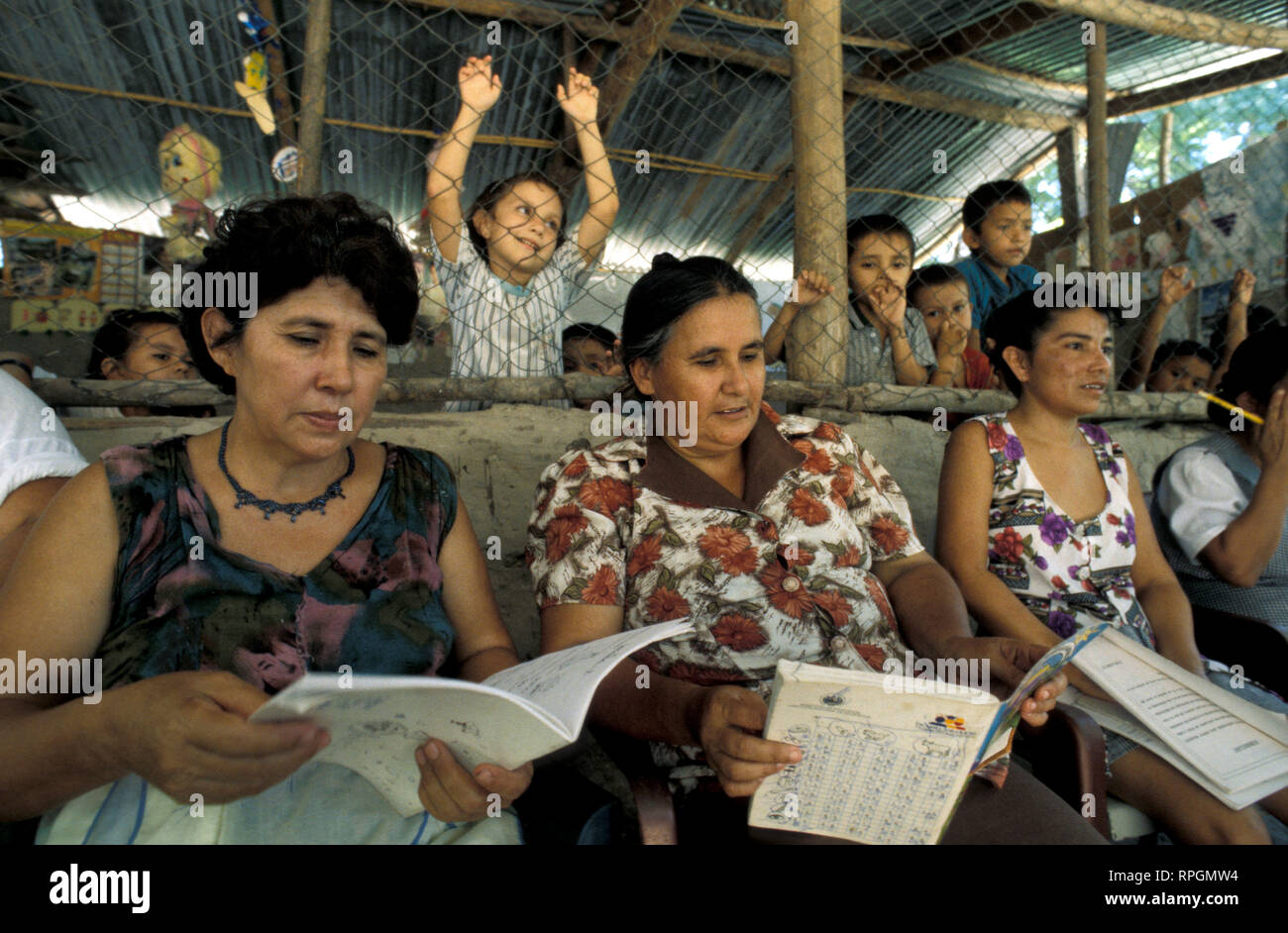 5090 EL SALVADOR Adult literacy class in a rural area, El Vado, Chaletenango. PHOTO: Sean Sprague Stock Photo