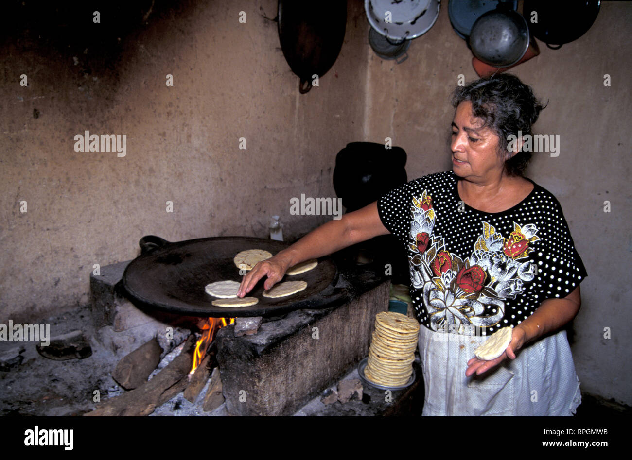 5056 EL SALVADOR Woman making tortillas, San Fransisco Xavier, Usulatan