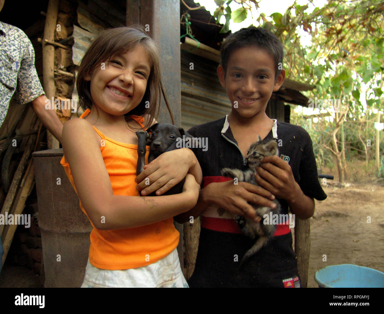 EL SALVADOR  Brother & sister with puppy and kitten, San Francsisco Javier Stock Photo