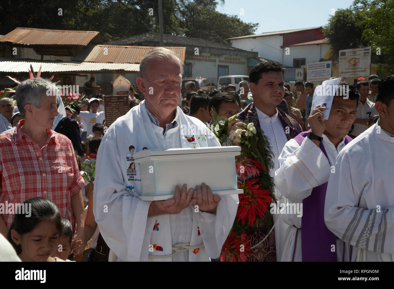 EL SALVADOR El Mozote, site of the massacre of children in 1981. Procession during memorial celebration With Father Rogelio Ponselle carrying coffin with remains of child victim who will be buried. photograph by Sean Sprague 2008 Stock Photo