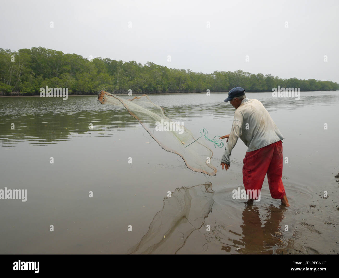 Throwing nets fishing hi-res stock photography and images - Page 3 - Alamy