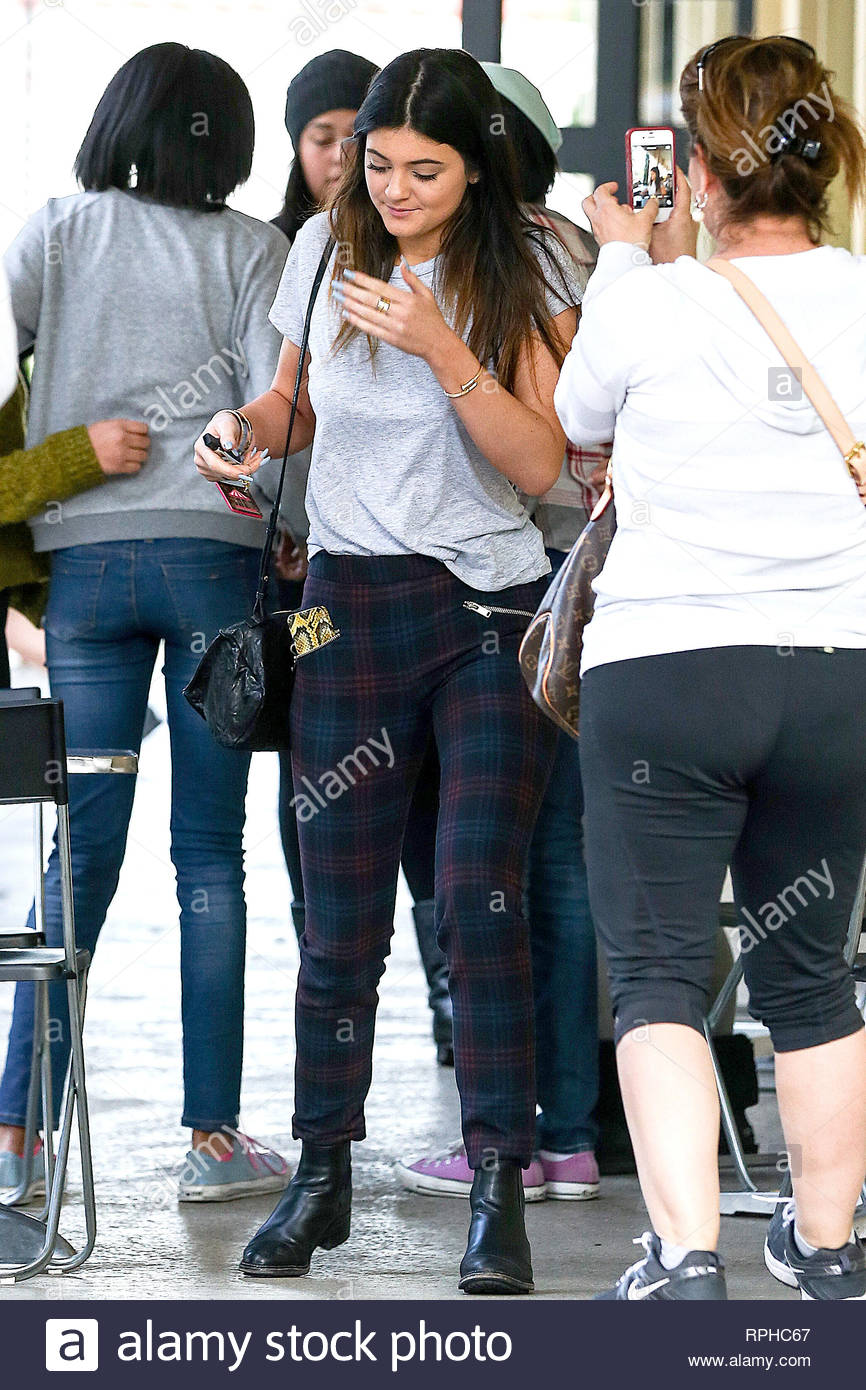 Calabasas Ca Kylie Jenner Leaves Blue Table In Calabasas After