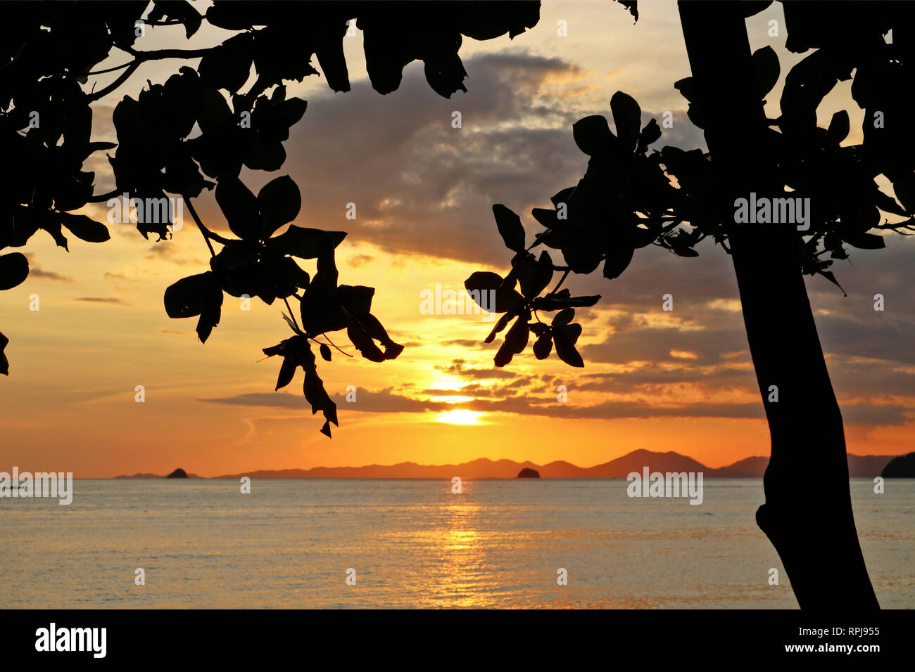 Colorful cloud sunset beach hi-res stock photography and images - Alamy