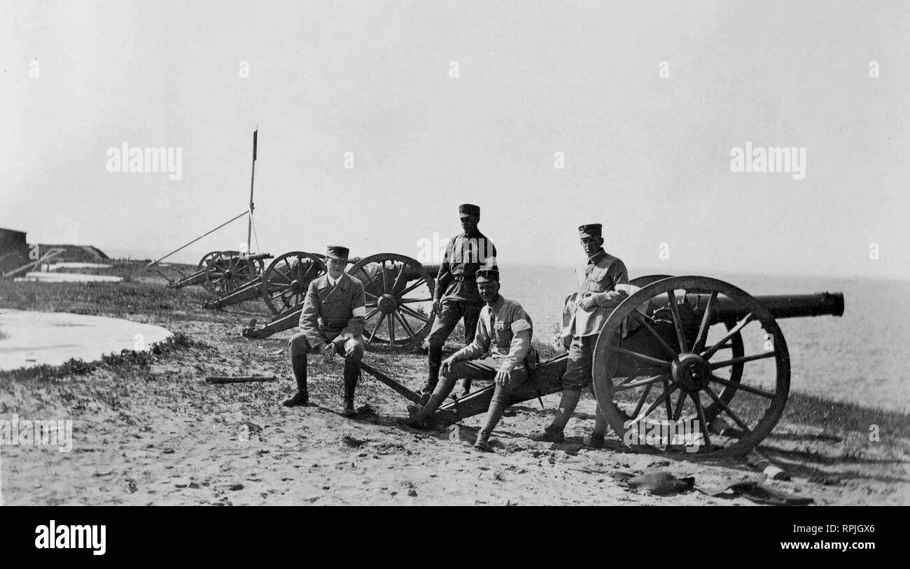 Soldiers and artillery in Kustaanmiekka 1918 Stock Photo