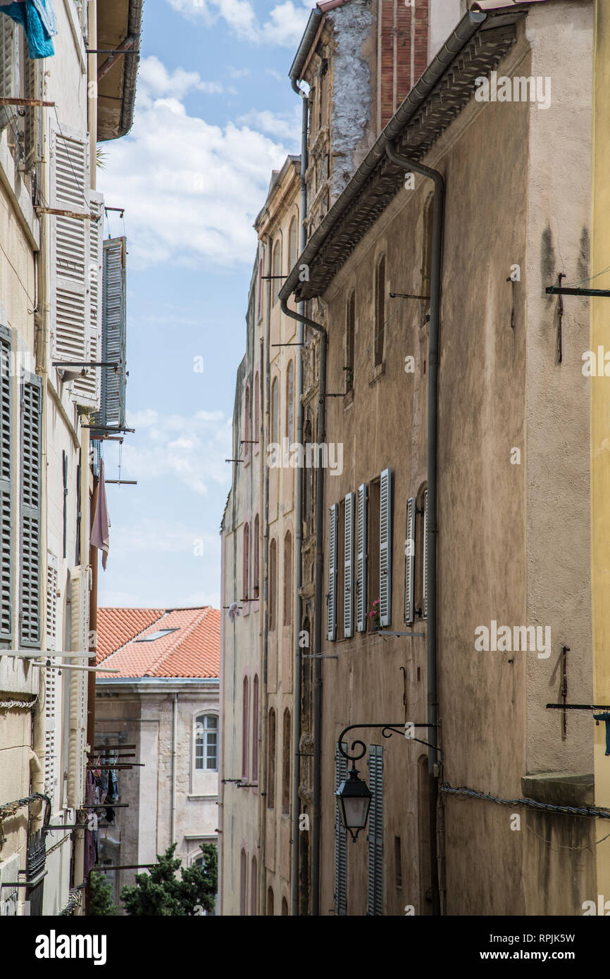 The old walls lining an alley of the historic Panier quarter in Marseille,  France, the Old Town of the city Stock Photo - Alamy