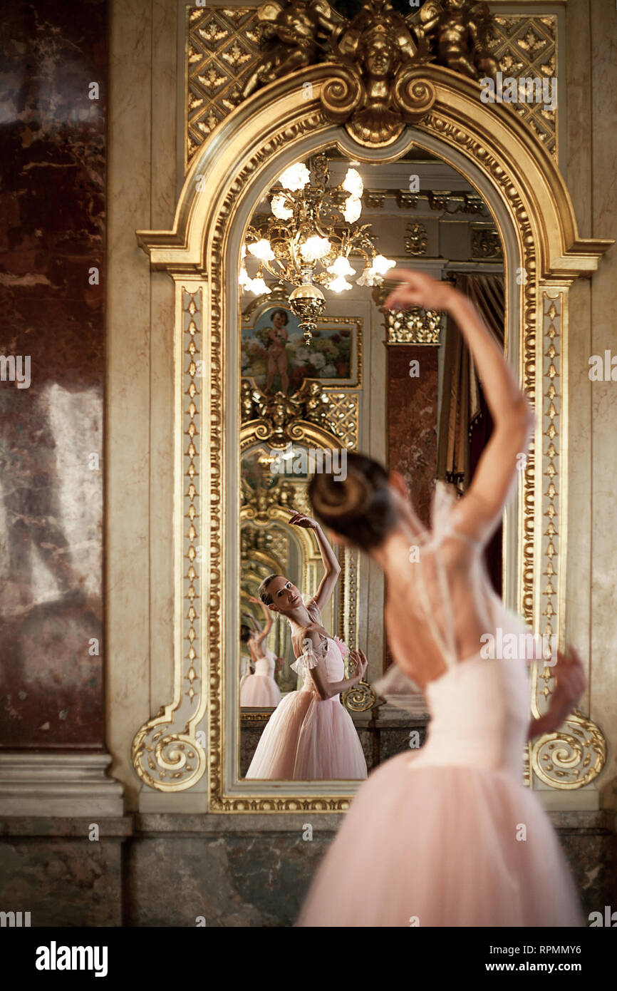 перед зеркалом. домашние танцы девушек. танец зеркало. девушка танцующая перед зеркалом. танцует перед зеркалом.