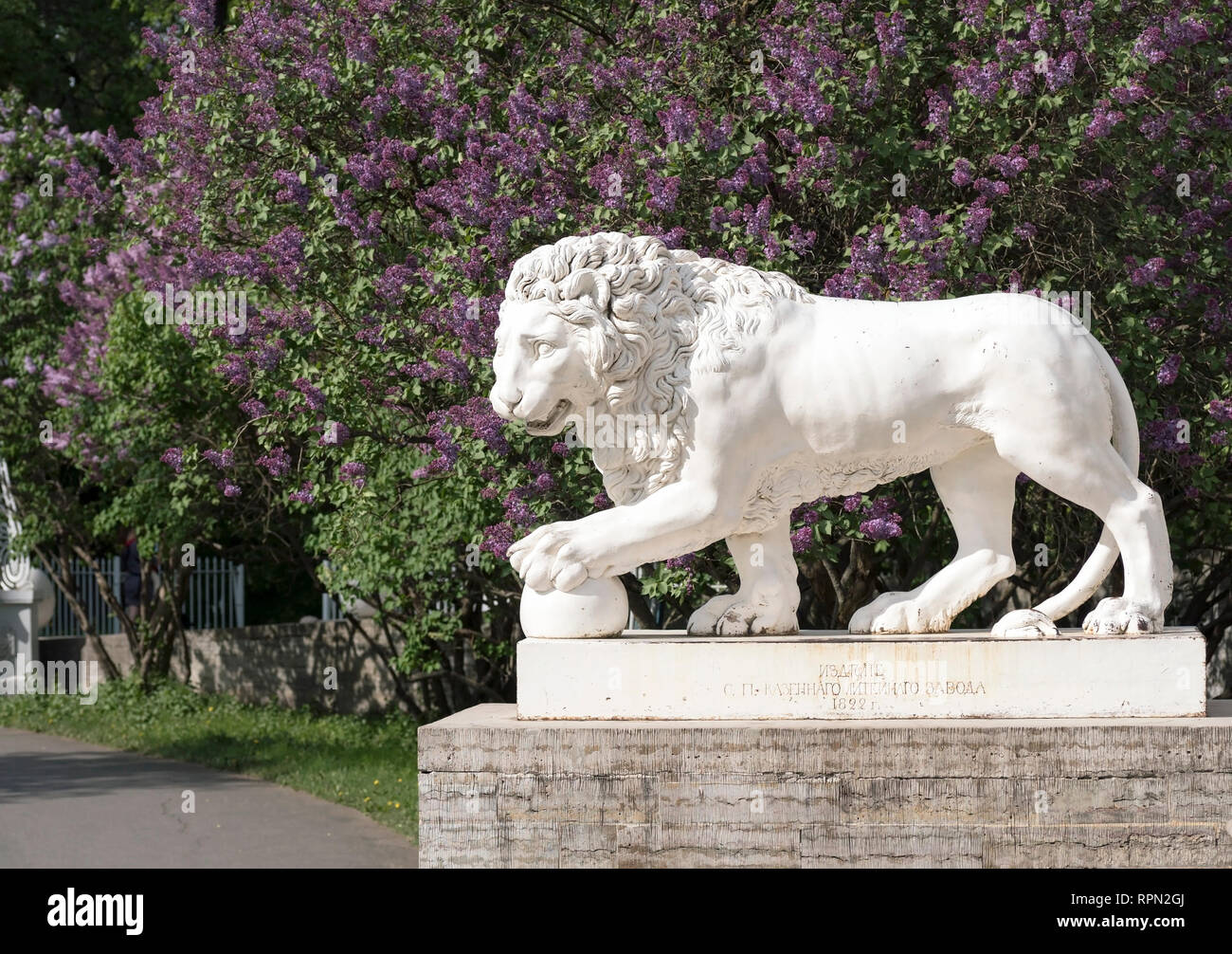 Lion statue with ball hires stock photography and images Alamy