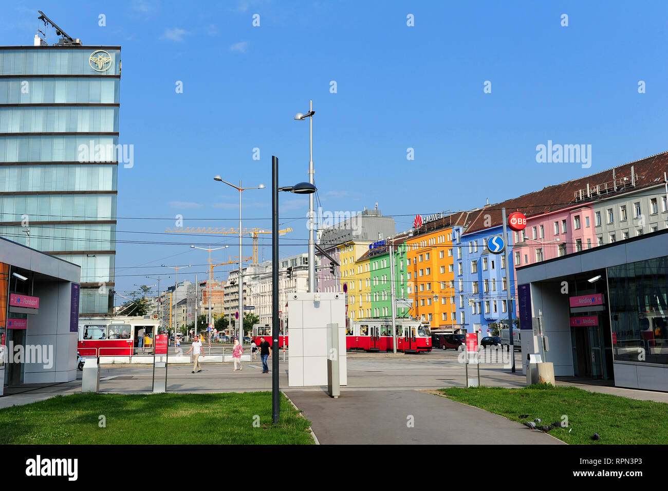 The renovation of the Hauptbahnhof quarter in Vienna -where old buildings stand next to the recently finished ones of Erste Campus, by Henke Schreieck Stock Photo