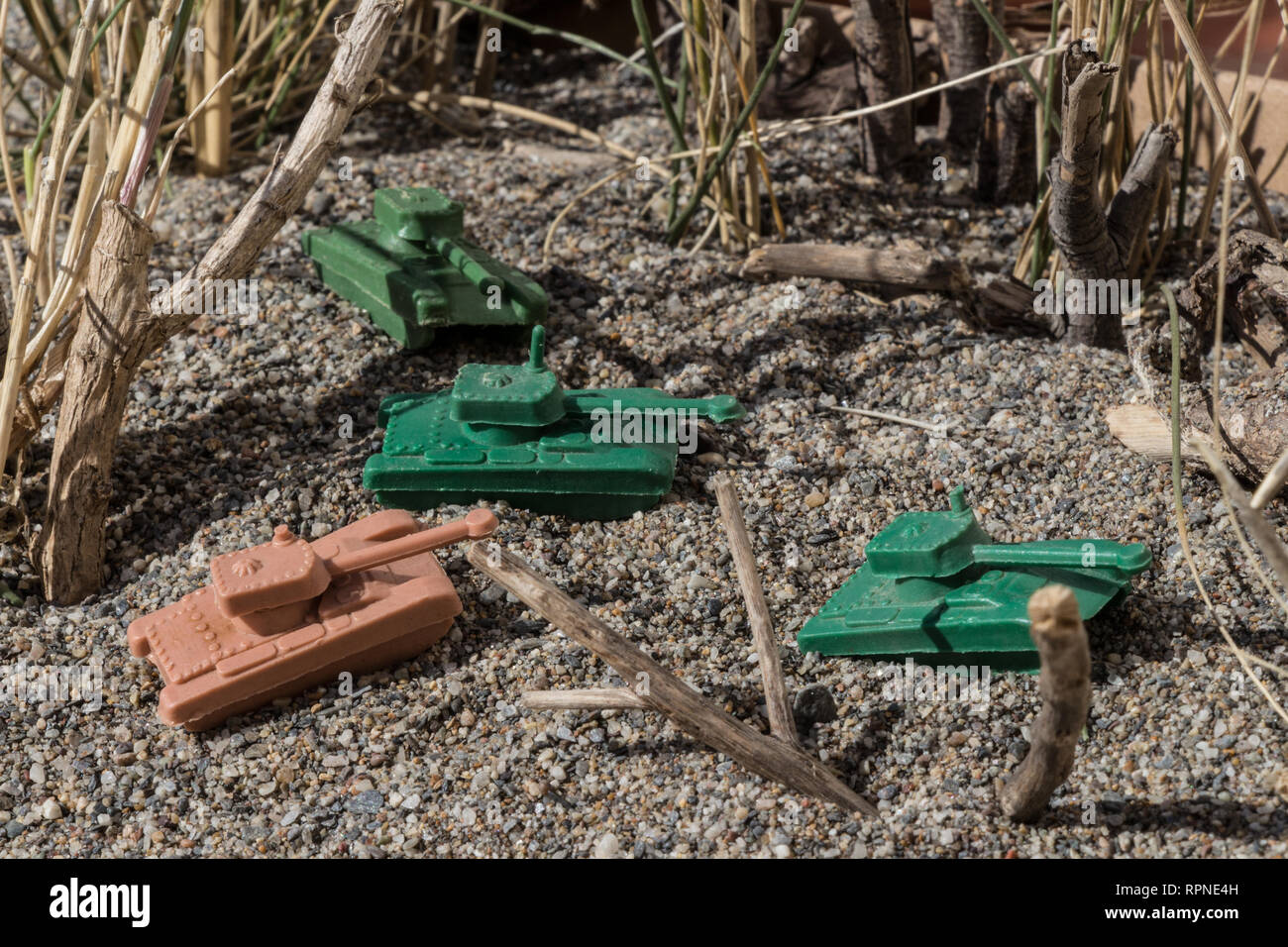 toy war tanks in de combat field, plastic tanks, plastic toy war tanks