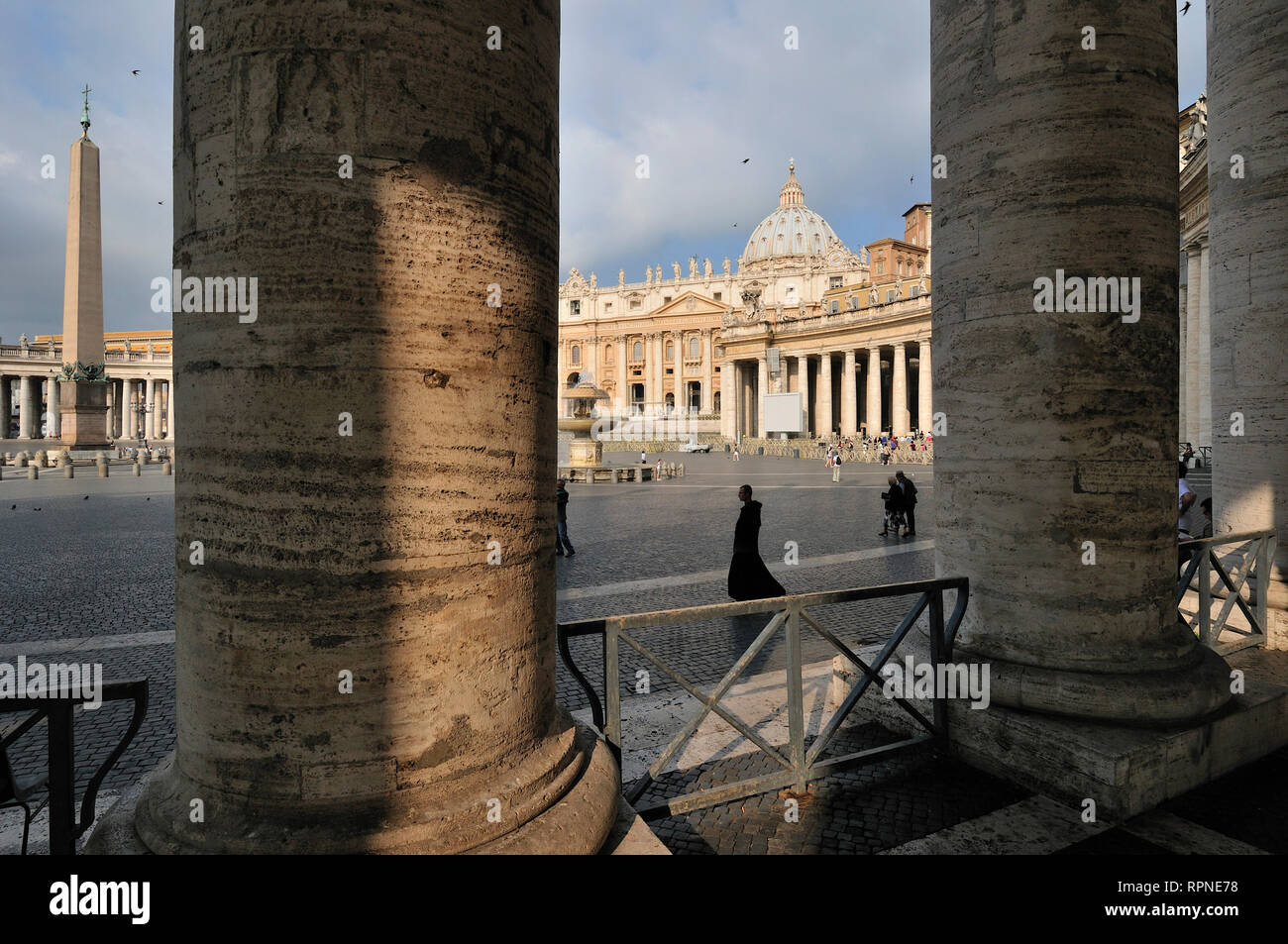 Rome. Italy. Bernini's colonnade and Basilica di San Pietro, Piazza San Pietro (St Peter's Square). Stock Photo